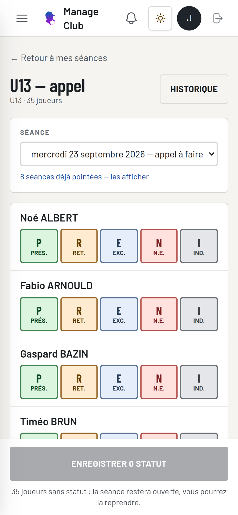 La feuille d'appel d'une séance U13 sur téléphone : chaque joueur porte cinq boutons de statut, et le bouton d'enregistrement reste en bas de l'écran.